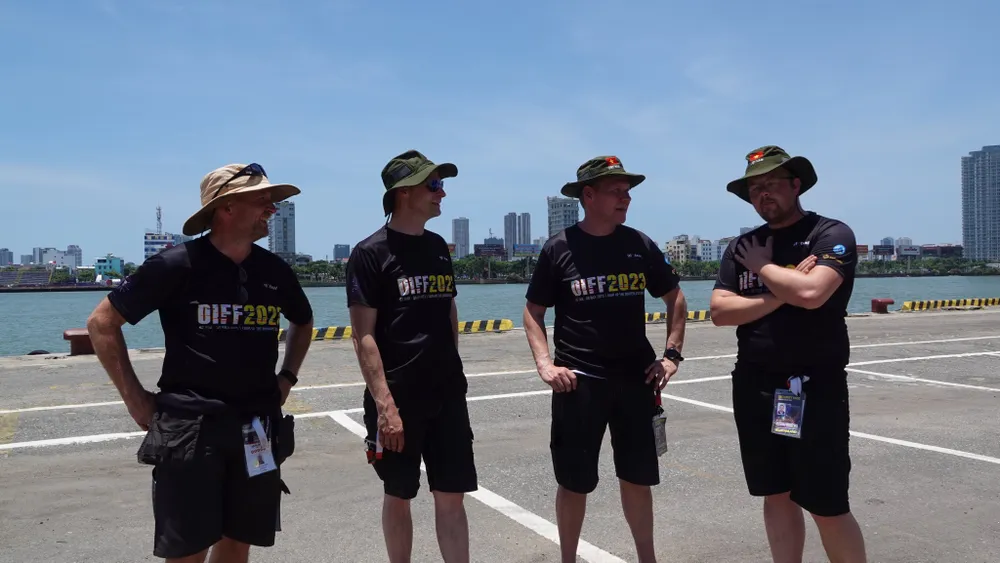 Để chuẩn bị cho màn trình diễn trong đêm khai mạc, đội Phần Lan đến Đà Nẵng từ ngày 26-5