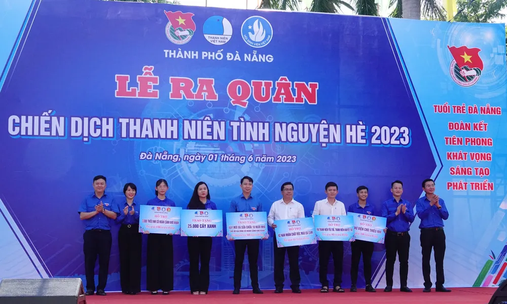 Thành Đoàn Đà Nẵng trao tặng các công trình thanh niên cho các đơn vị trên địa bàn Đà Nẵng. Ảnh: XUÂN QUỲNH