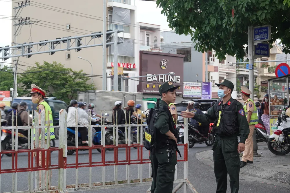Lực lượng công an rào chắn tuyến đường Nguyễn Thế Lộc (quận Sơn Trà, TP Đà Nẵng). Ảnh: XUÂN QUỲNH