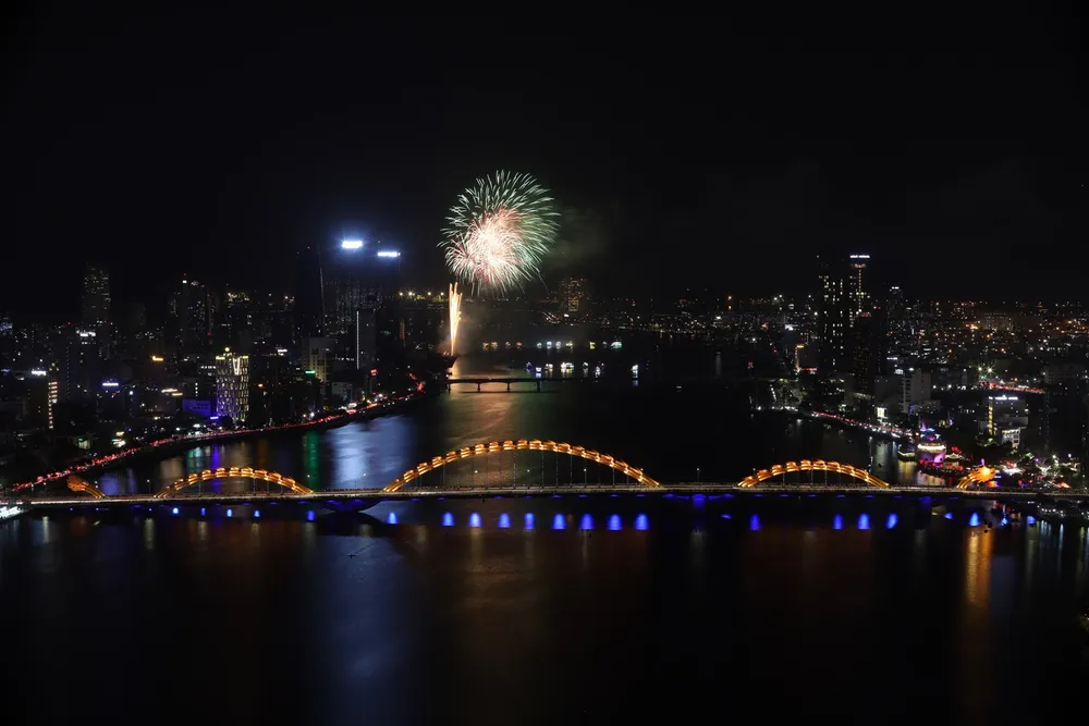 Pháo hoa rực sáng cả một góc trời Đà Nẵng