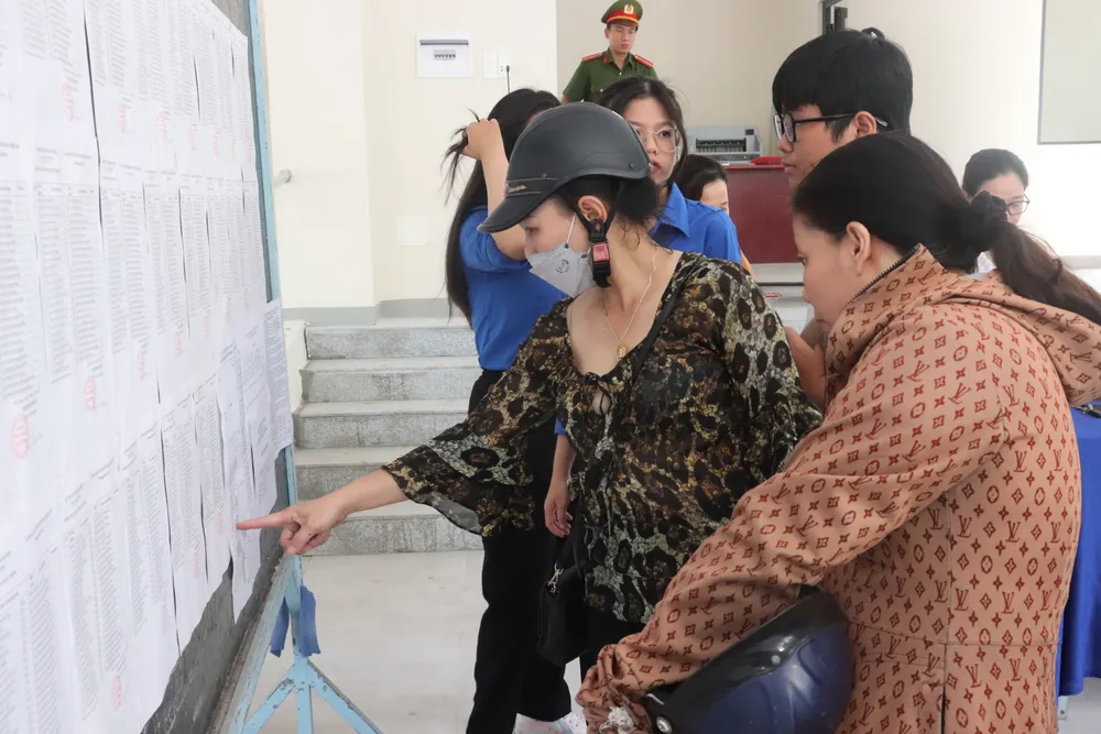 Nhiều phụ huynh cũng đến điểm thi từ sớm nắm thông tin để nhắc nhở