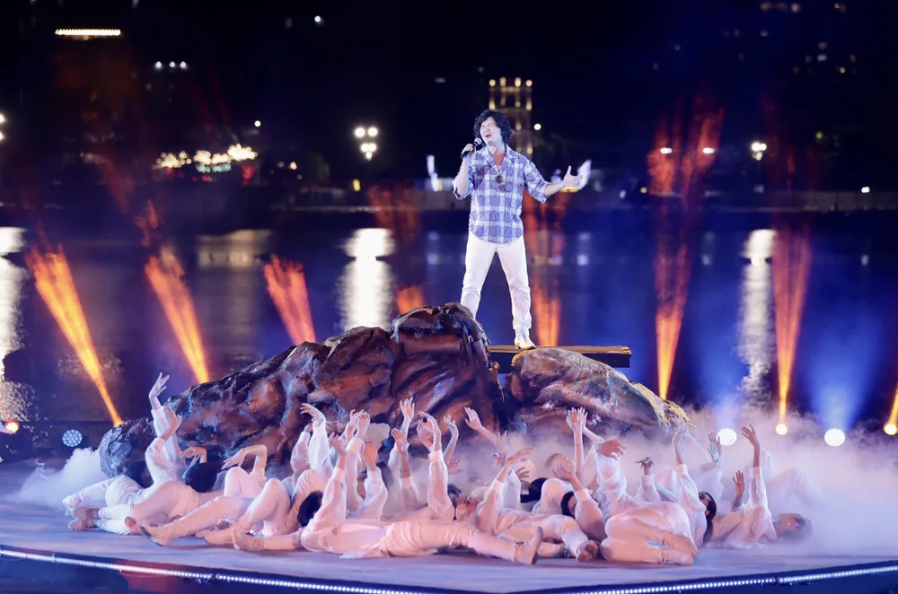 Biểu diễn chương trình nghệ thuật trên khán đài