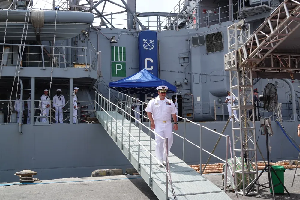 Một chỉ huy xuống tàu để tham gia lễ đón. Ảnh: XUÂN QUỲNH Một chỉ huy xuống tàu để tham gia lễ đón. Ảnh: XUÂN QUỲNH