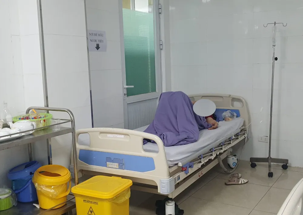 Một bệnh nhân đang truyền dịch tại khoa cấp cứu. Ảnh: XUÂN QUỲNH