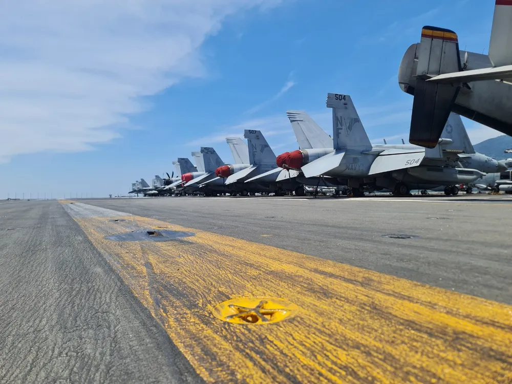 Đường băng trên tàu sân bay. Ảnh: MQ