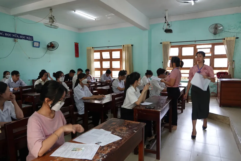 Cán bộ coi thi phổ biến quy chế tại điểm thi trường THPT Phạm Phú Thứ lúc 14 giờ 5 phút. Ảnh: XUÂN QUỲNH