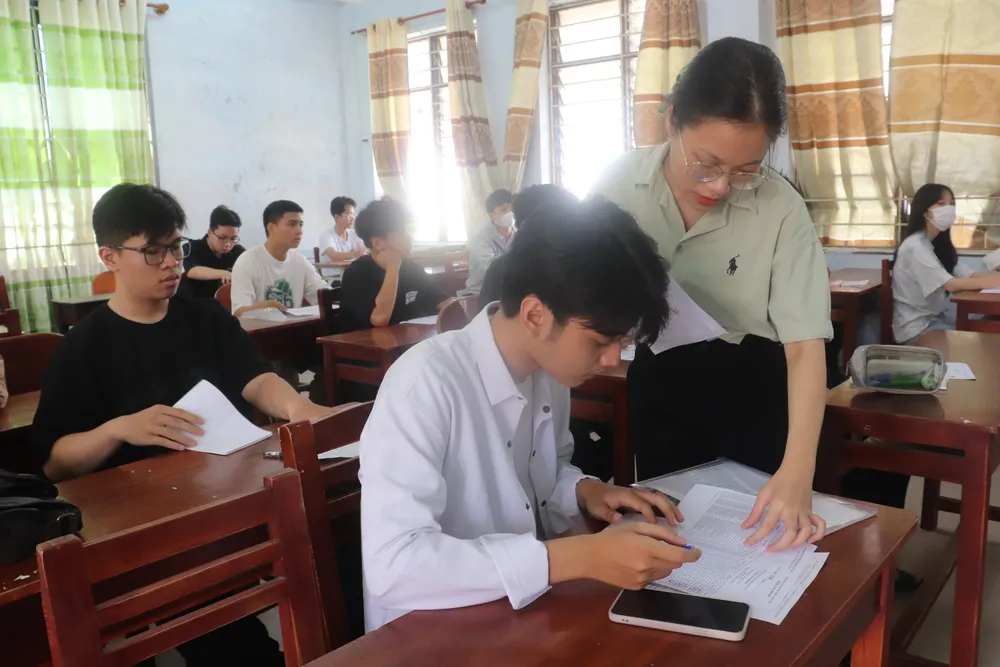 Một số phòng thi phải che chắn để các em ngồi trong phòng thi được thoải mái. Ảnh: XUÂN QUỲNH