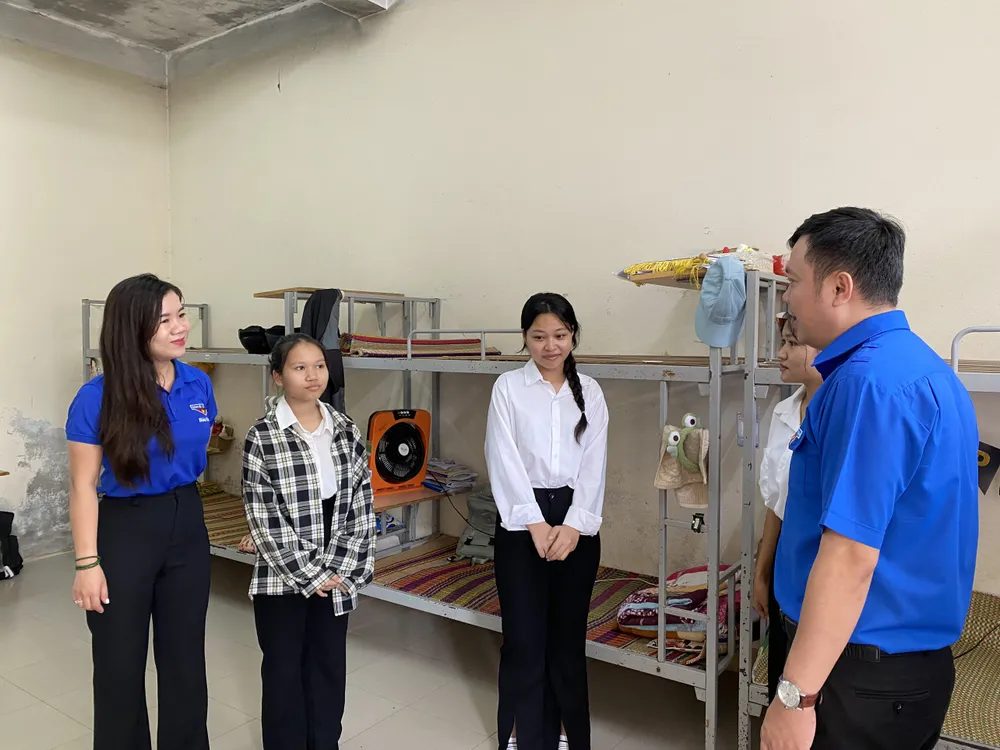 Thành đoàn Đà Nẵng thăm hỏi các em thí sinh người Cơ tu. Ảnh: XUÂN QUỲNH