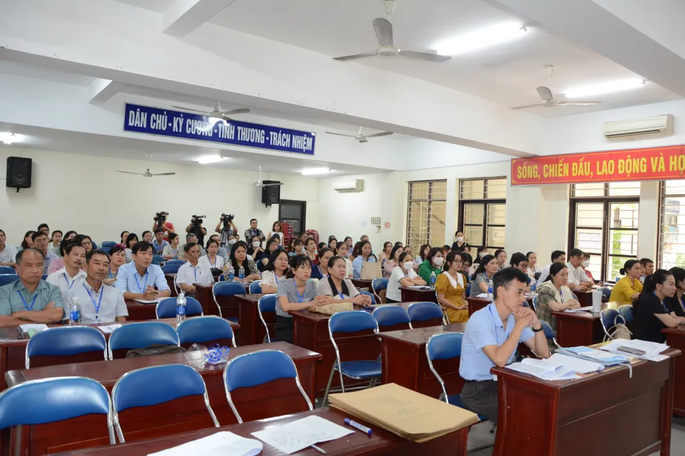 Giáo viên họp phổ biến quy chế thi vào sáng 27-6 tại THPT Trần Phú. Ảnh: XUÂN QUỲNH