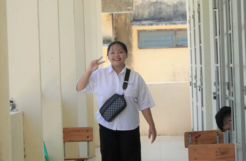 Thí sinh người Cơ Tu thay đồng phục, kiểm tra dụng cụ đi thi từ sớm để đi đến phòng thi. Ảnh: XUÂN QUỲNH