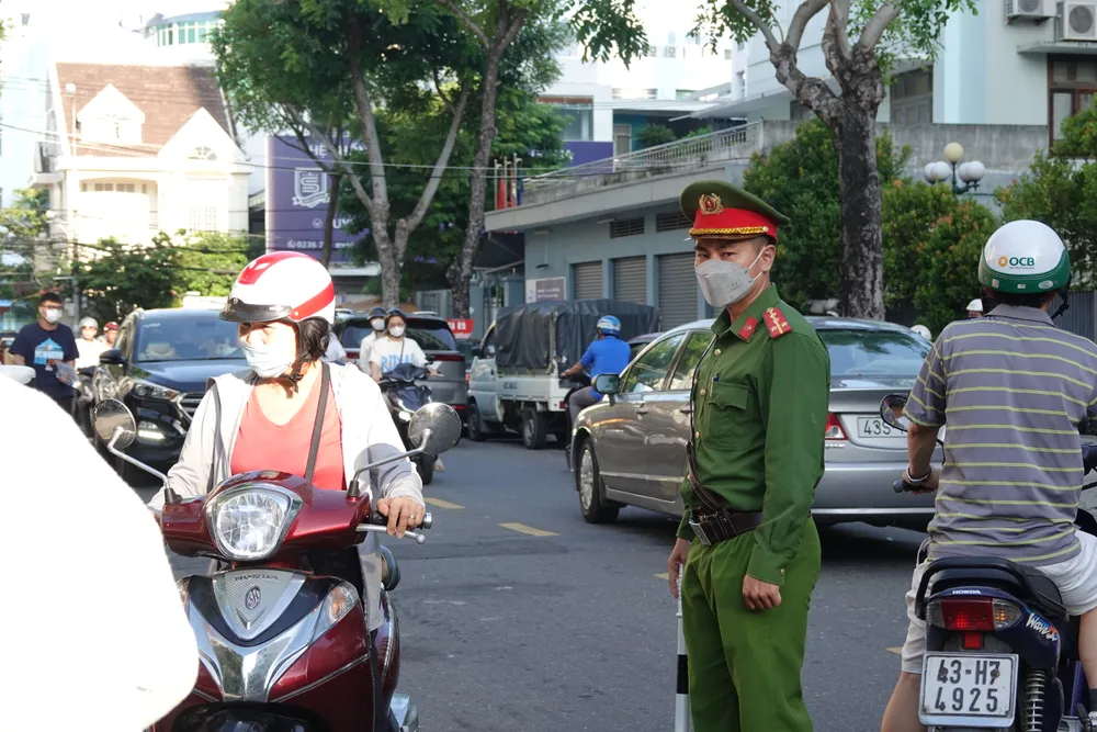 Lực lượng công an giữ gìn trật tự trước cổng điểm thi. Ảnh: XUÂN QUỲNH