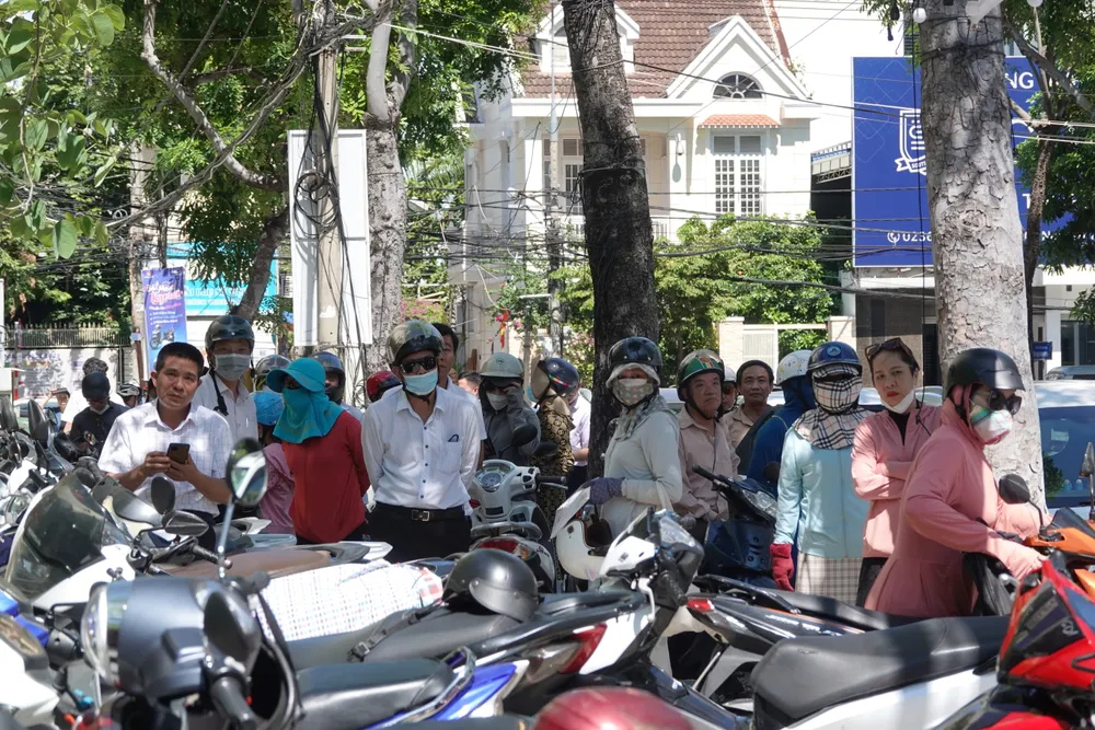 Phụ huynh đứng ngóng các con trước thời gian kết thúc thi môn Ngữ văn. Ảnh: XUÂN QUỲNH Phụ huynh đứng ngóng các con trước thời gian kết thúc thi môn Ngữ văn. Ảnh: XUÂN QUỲNH