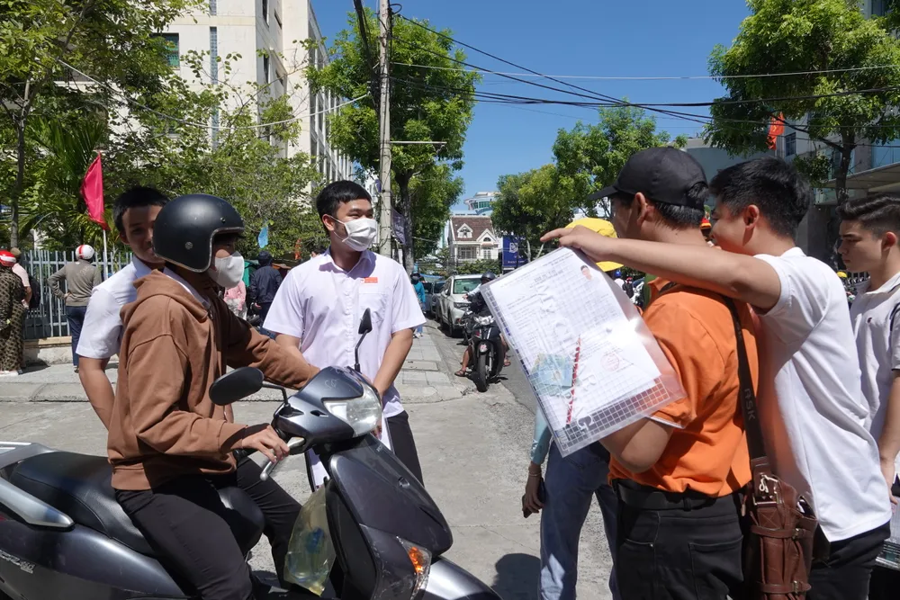 Một học sinh ôm chầm nhau vì đã có ôn tập tác phẩm "Vợ nhặt". Ảnh: XUÂN QUỲNH Một học sinh ôm chầm nhau vì đã có ôn tập tác phẩm "Vợ nhặt". Ảnh: XUÂN QUỲNH