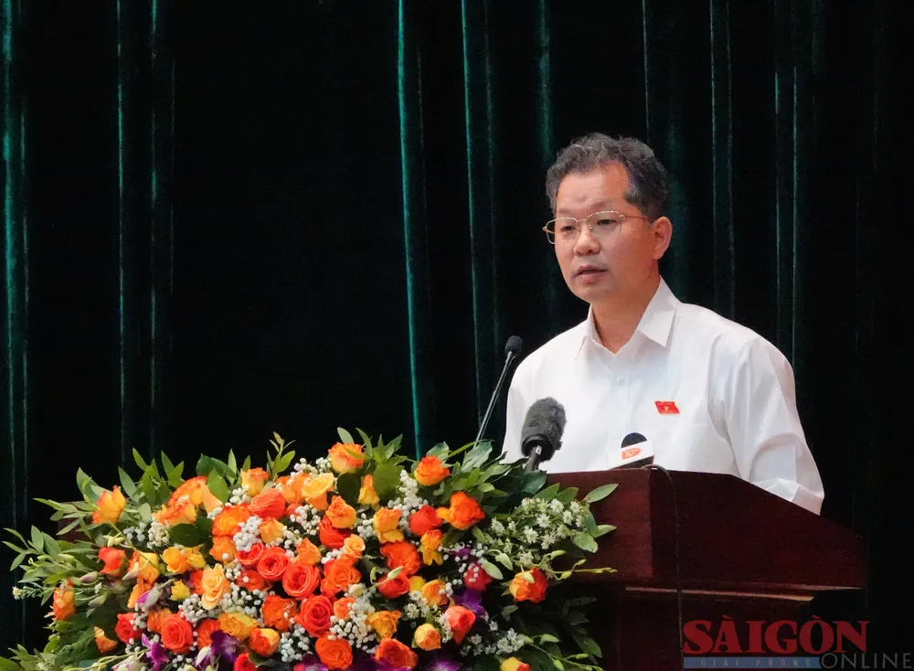 Ông Nguyễn Văn Quảng, Bí thư Thành ủy, Trưởng đoàn Đại biểu Quốc hội TP Đà Nẵng chia sẻ tại hội nghị tiếp xúc cử tri. Ảnh: XUÂN QUỲNH