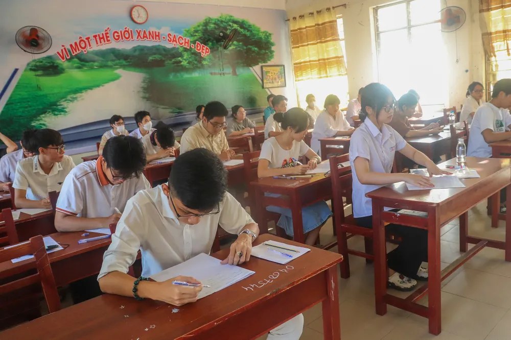 Học sinh tập trung chuẩn bị thi môn văn. Ảnh: XUÂN QUỲNH