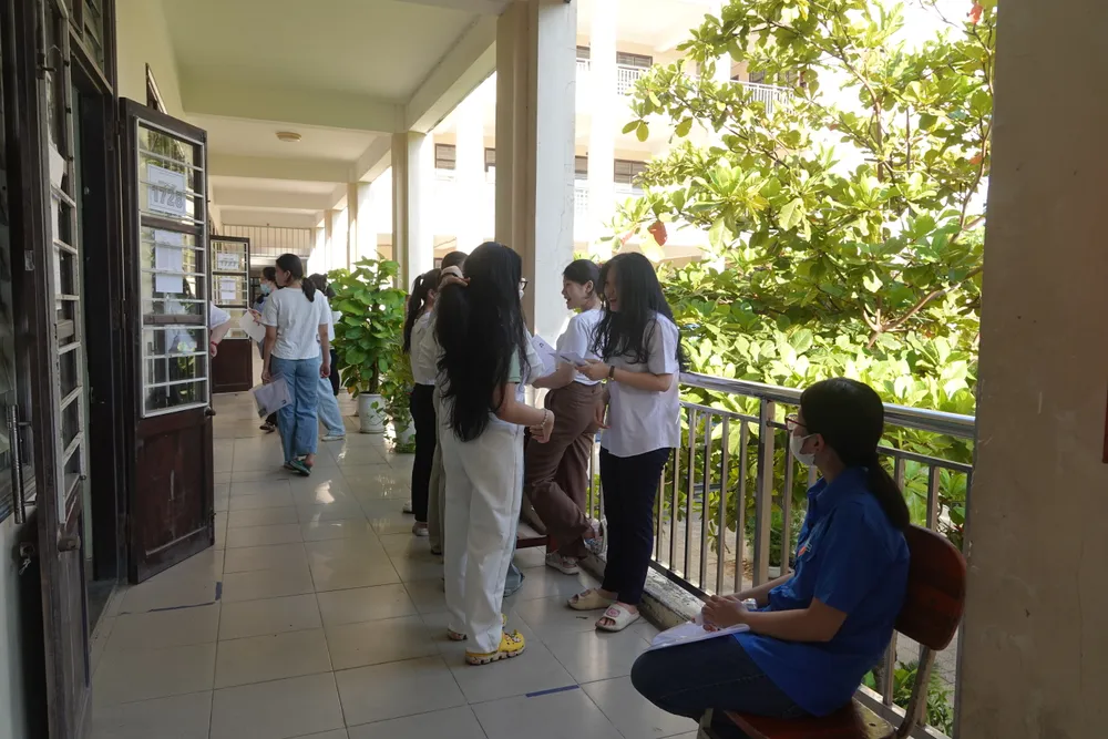 Các điểm thi sẽ tăng cường nước tại trước phòng thi. Ảnh: XUÂN QUỲNH