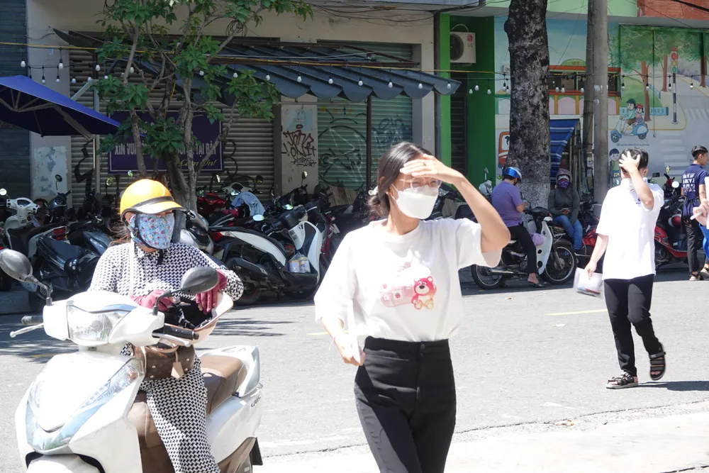 Thí sinh đến dự thi môn ngoại ngữ trong chiều ngày 29-6. Ảnh: XUÂN QUỲNH