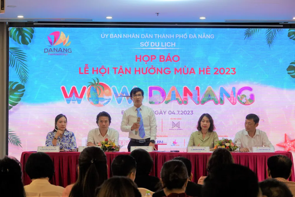 Ông Tán Văn Vương, Phó Giám đốc Sở Du lịch Đà Nẵng công bố chi tiết chương trình. Ảnh: XUÂN QUỲNH