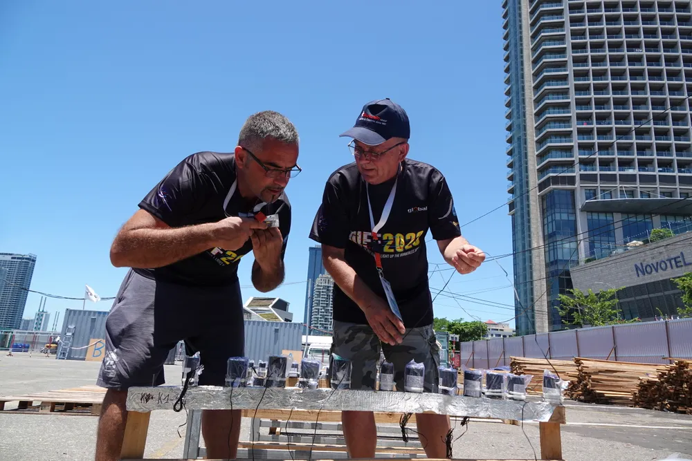 Các thành viên đang gấp rút hoàn thiện các công đoạn. Ảnh: XUÂN QUỲNH