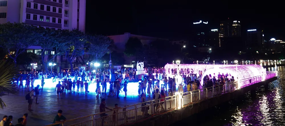 Đông đảo du khách, người dân đến tham quan. Ảnh: XUÂN QUỲNH Đông đảo du khách, người dân đến tham quan. Ảnh: XUÂN QUỲNH