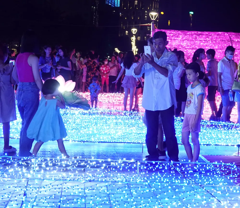 Người dân khá tò mò với màn trình diễn. Ảnh: XUÂN QUỲNH Người dân khá tò mò với màn trình diễn. Ảnh: XUÂN QUỲNH