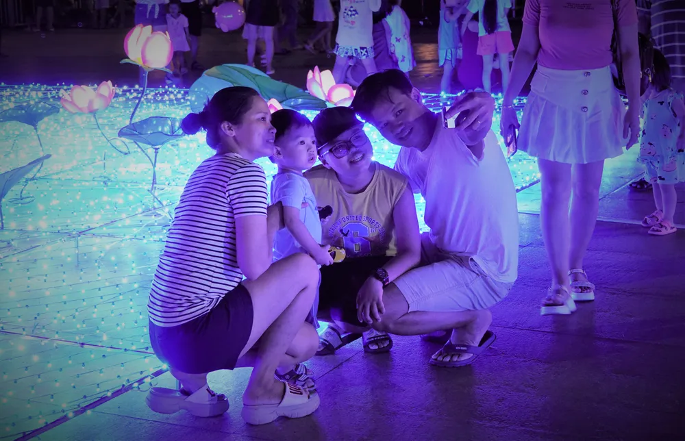 Một gia đình check-in lại khoảnh khắc tại Không gian. Ảnh: XUÂN QUỲNH Một gia đình check-in lại khoảnh khắc tại Không gian. Ảnh: XUÂN QUỲNH