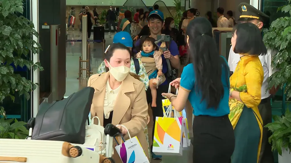 Du khách đến từ thị trường Nhật Bản đến Đà Nẵng. Ảnh: XUÂN QUỲNH