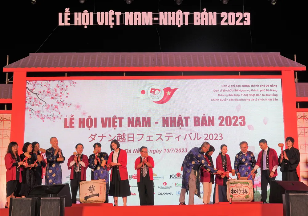 Các đại biểu thực hiện nghi thức đập rượu sake truyền thống - khai mạc lễ hội. Ảnh: XUÂN QUỲNH