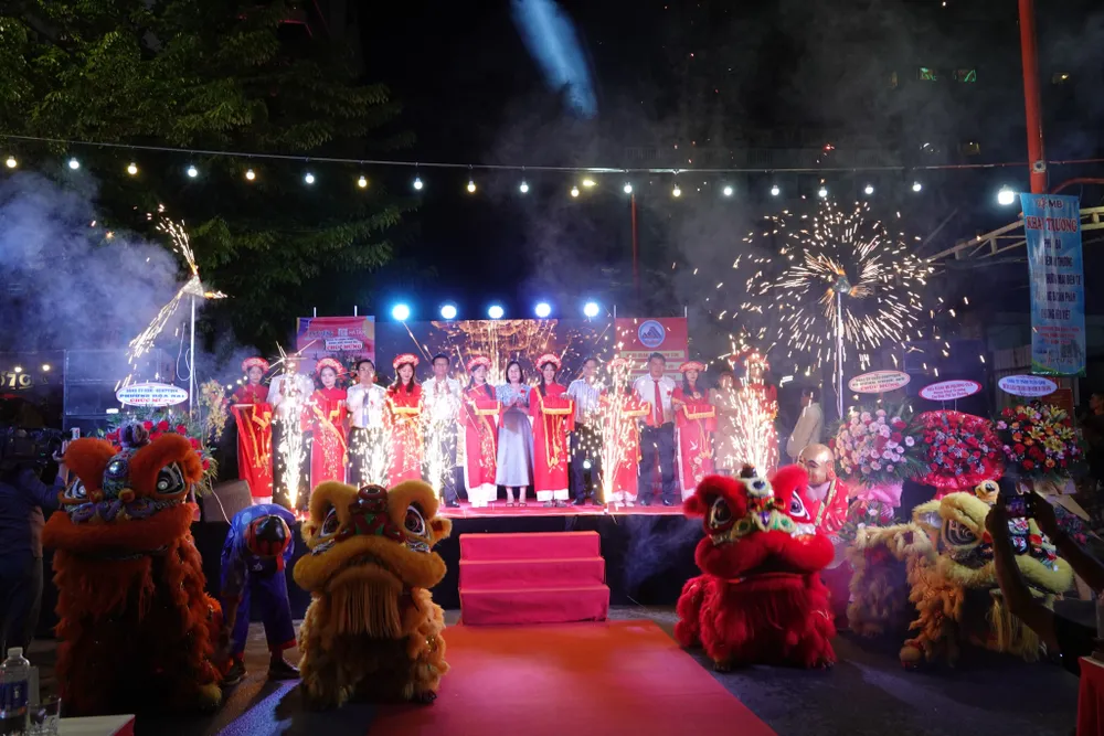 Nghi thức cắt băng khai mạc chương trình. Ảnh: XUÂN QUỲNH