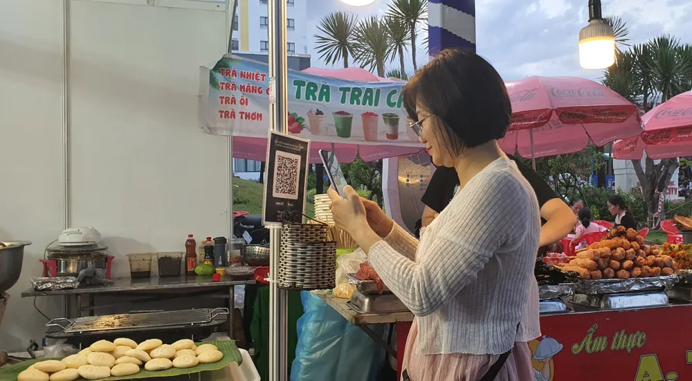 Người dân thanh toán không tiền mặt. Ảnh: XUÂN QUỲNH