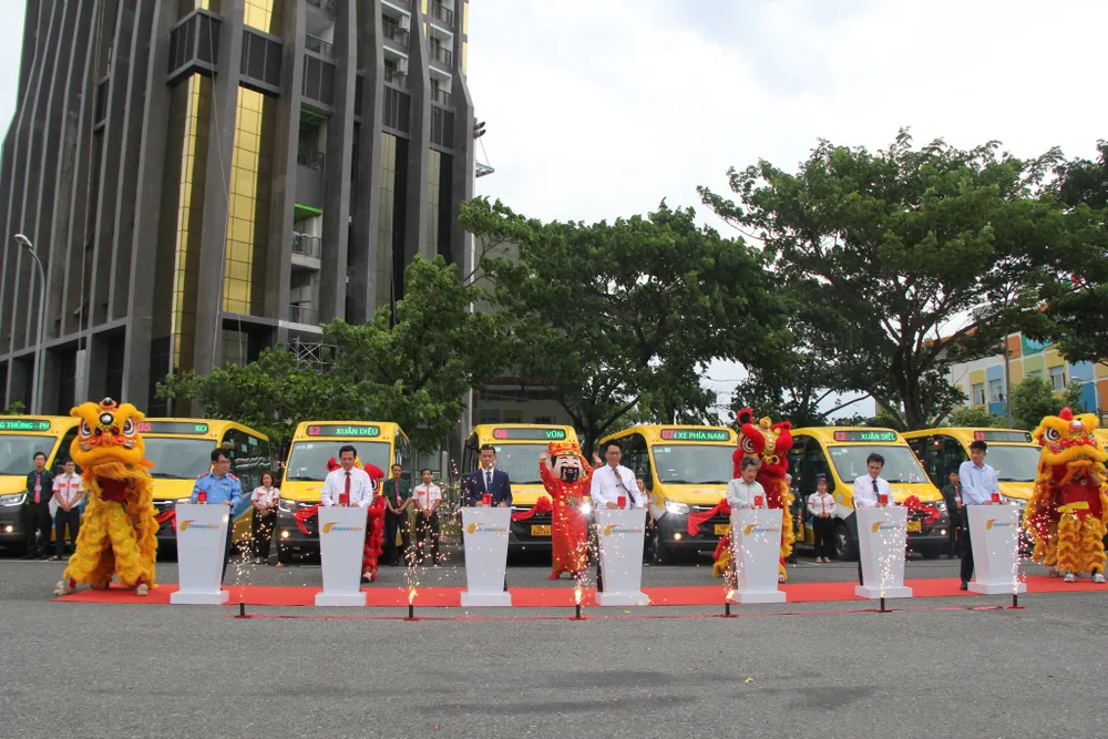 Thực hiện nghi thức công bố