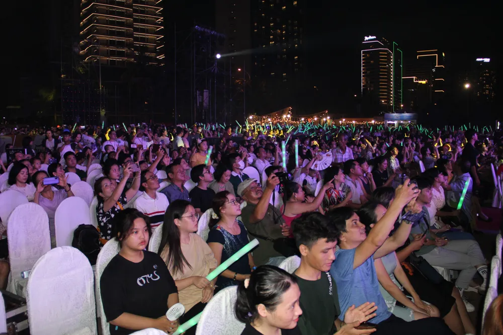 Đông đảo người dân và du khách đến xem đêm nhạc hội. Ảnh: XUÂN QUỲNH