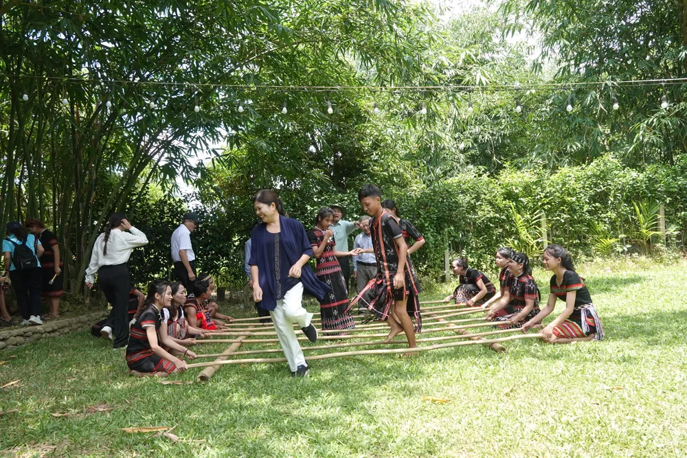 Du khách là sinh viên, giảng viên đại học tham gia trò chơi của người đồng bào. Ảnh: XUÂN QUỲNH Du khách là sinh viên, giảng viên đại học tham gia trò chơi của người đồng bào. Ảnh: XUÂN QUỲNH