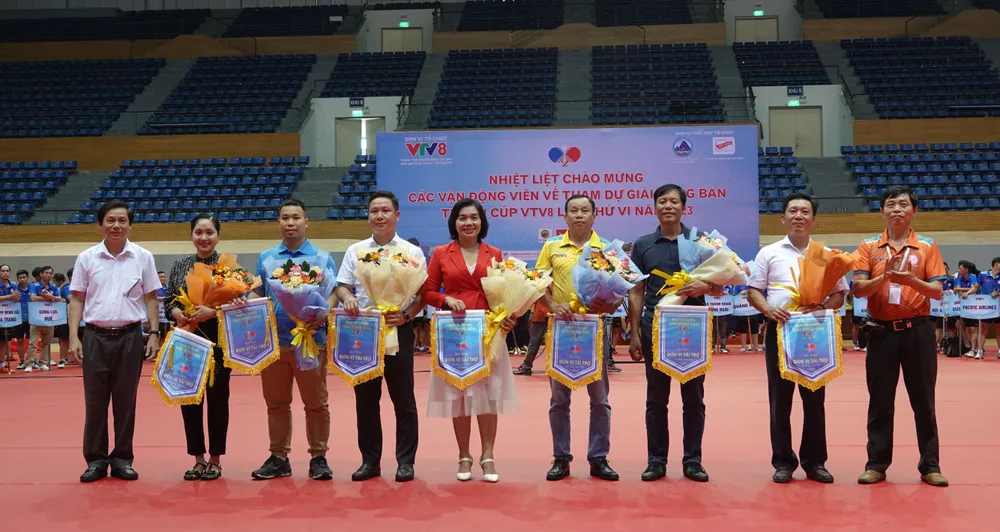 Ông Phạm Tấn Xử, Giám đốc Sở VH-TT TP Đà Nẵng trao tặng cờ lưu niệm cho đơn vị tài trợ. Ảnh: XUÂN QUỲNH Ông Phạm Tấn Xử, Giám đốc Sở VH-TT TP Đà Nẵng trao tặng cờ lưu niệm cho đơn vị tài trợ. Ảnh: XUÂN QUỲNH