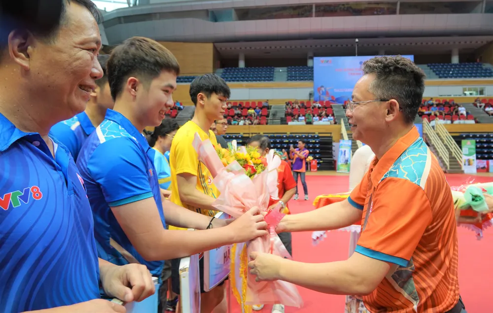 Ông Nguyễn Lâm Thanh, Giám đốc Trung tâm Truyền hình Việt Nam (VTV8) trao cờ lưu niệm cho các đội tham gia thi đấu. Ảnh: XUÂN QUỲNH Ông Nguyễn Lâm Thanh, Giám đốc Trung tâm Truyền hình Việt Nam (VTV8) trao cờ lưu niệm cho các đội tham gia thi đấu. Ảnh: XUÂN QUỲNH