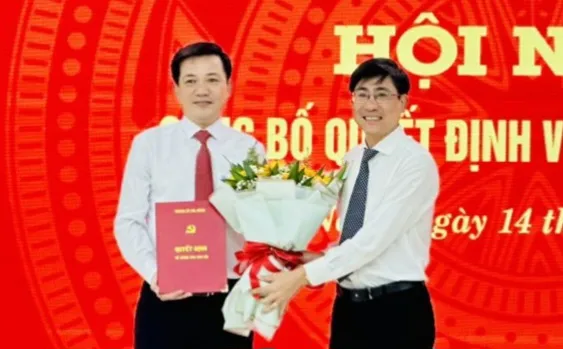 Ông Trần Thắng Lợi, Bí thư quận ủy Hải Châu tặng hoa chúc mừng đến ông Huỳnh Văn Nhạn Ông Trần Thắng Lợi, Bí thư quận ủy Hải Châu tặng hoa chúc mừng đến ông Huỳnh Văn Nhạn