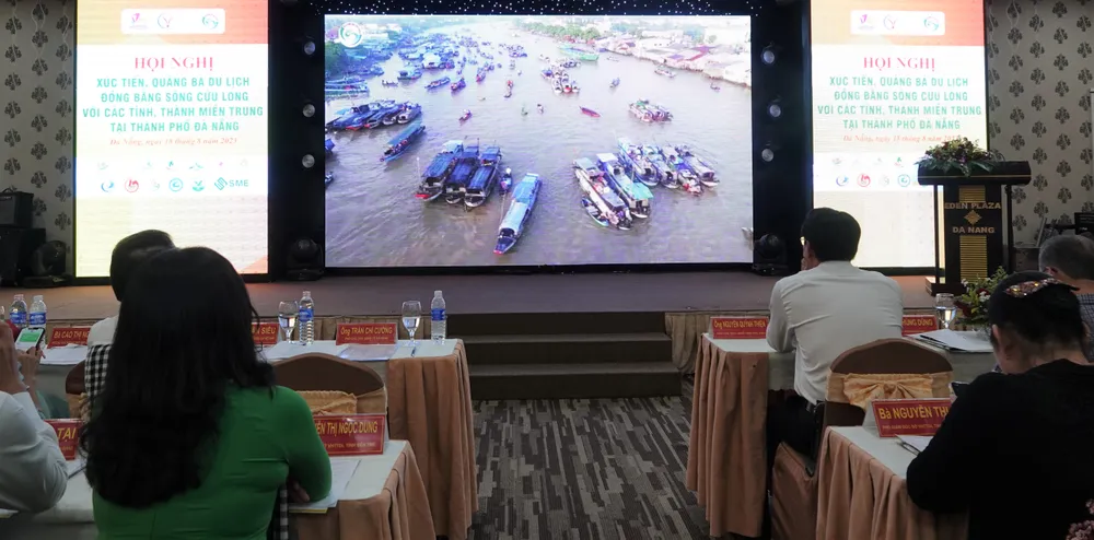 Các đại biểu xem video giới thiệu về các tỉnh thành ĐBSCL. Ảnh: XUÂN QUỲNH Các đại biểu xem video giới thiệu về các tỉnh thành ĐBSCL. Ảnh: XUÂN QUỲNH