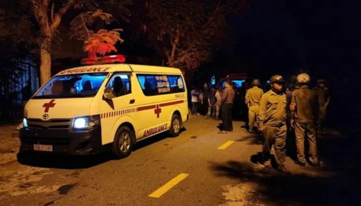 Xe cấp cứu chở thi thể nạn nhân bị chặn lại