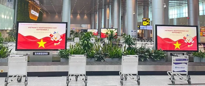 Toàn bộ không gian đều tràn ngập sắc đỏ