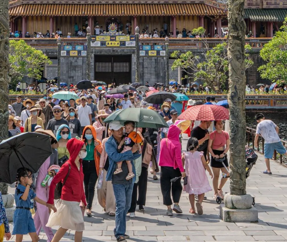 Đông đảo du khách tham quan Đại nội Huế. Ảnh: VĂN THẮNG