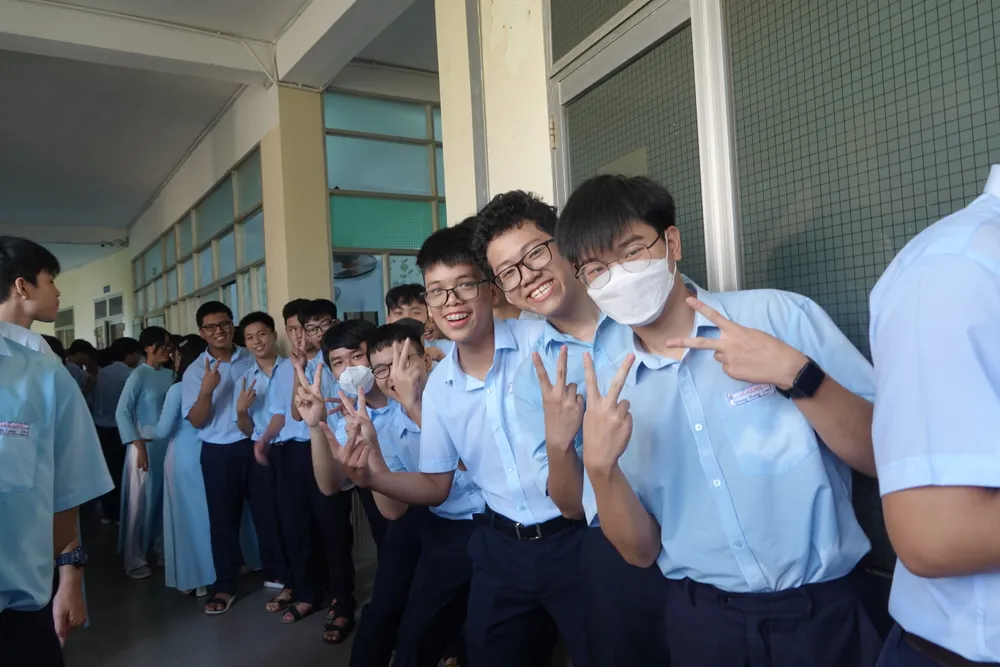 Học sinh lớp 10 Trường THPT chuyên Lê Quý Đôn phấn khích trong ngày khai giảng. Ảnh: XUÂN QUỲNH