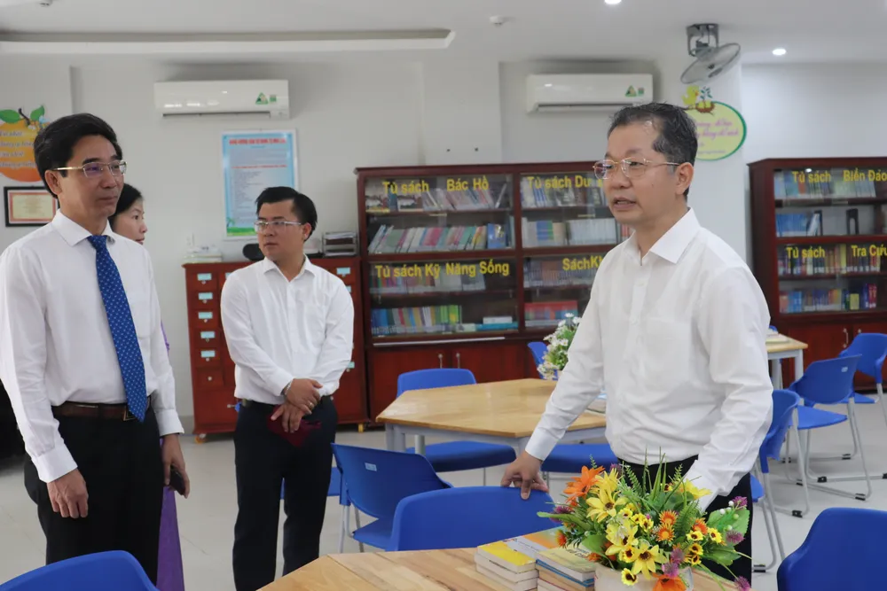 Ông Nguyễn Văn Quảng, Bí thư Thành ủy Đà Nẵng và ông Trần Chí Cường, Phó Chủ tịch UBND TP Đà Nẵng kiểm tra cơ sở vật chất. Ảnh: XUÂN QUỲNH