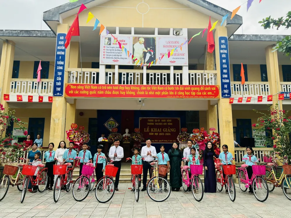 Tặng xe đạp cho học sinh có hoàn cảnh khó khăn. Ảnh: VĂN THẮNG