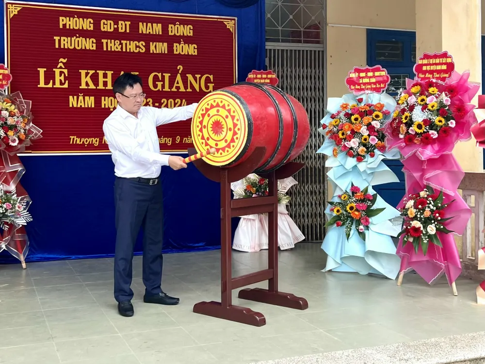 Đánh trống khai trường. Ảnh: VĂN THẮNG