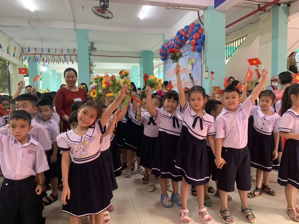 Khuôn mặt rạng rỡ của các em trong ngày khai giảng đầu tiên. Ảnh: XUÂN QUỲNH