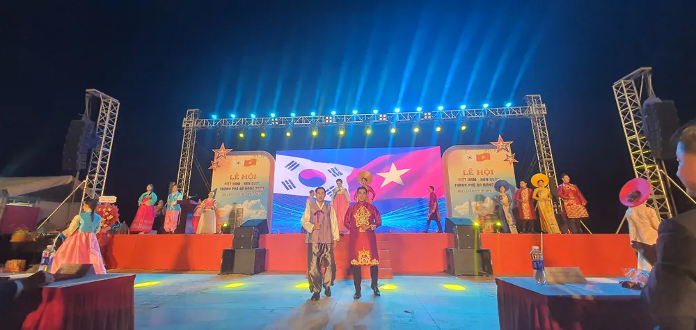 Trình diễn áo dài trong đêm khai mạc. Ảnh: XUÂN QUỲNH