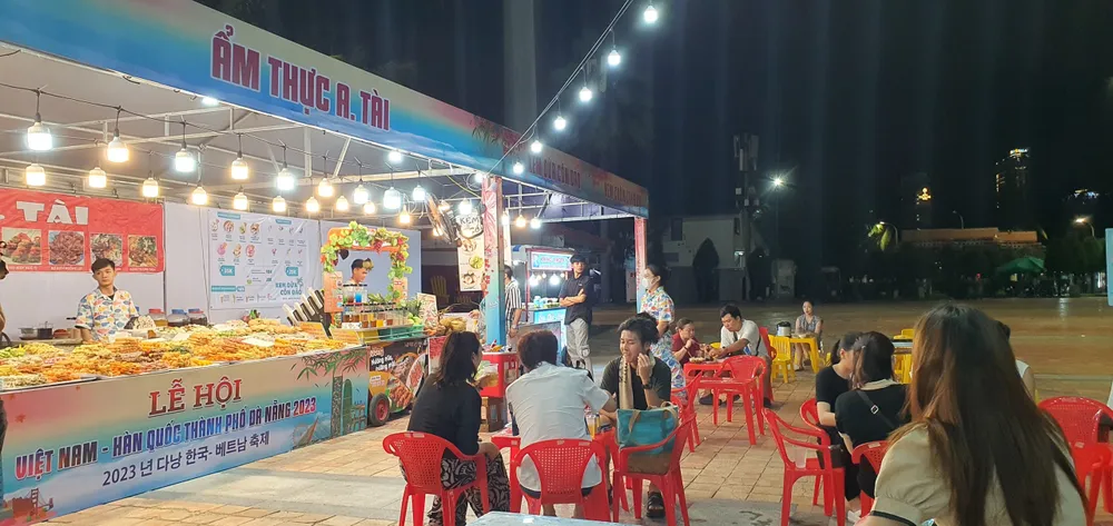 Người dân, du khách tham quan trải nghiệm gian hàng ẩm thực. Ảnh: XUÂN QUỲNH