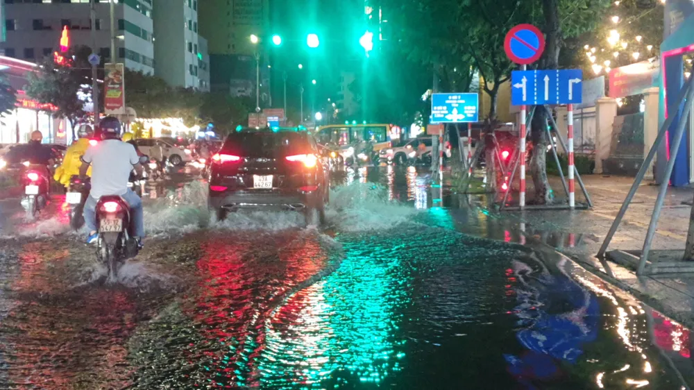 Ngập tại tuyến Nguyễn Văn Linh (đoạn giao với đường Hàm Nghi). Ảnh: XUÂN QUỲNH