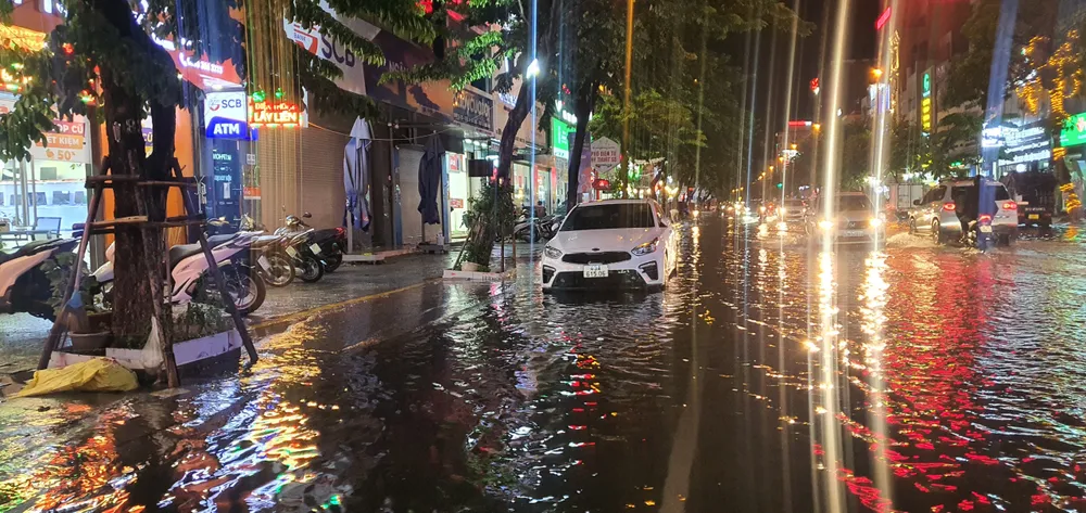 Một chiếc xe bị ngập 1/2 bánh