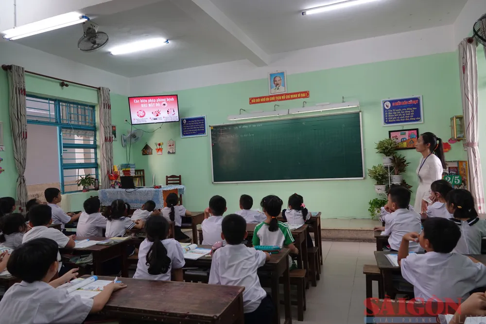 Trường Tiểu học Hoa Lư tuyên truyền cho học sinh thông qua video. Ảnh: XUÂN QUỲNH